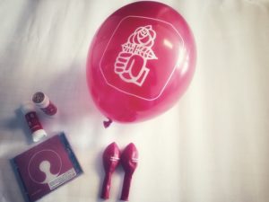 1 kit PARTY: 5 ballons, 1 CD, 2 bulles de savons